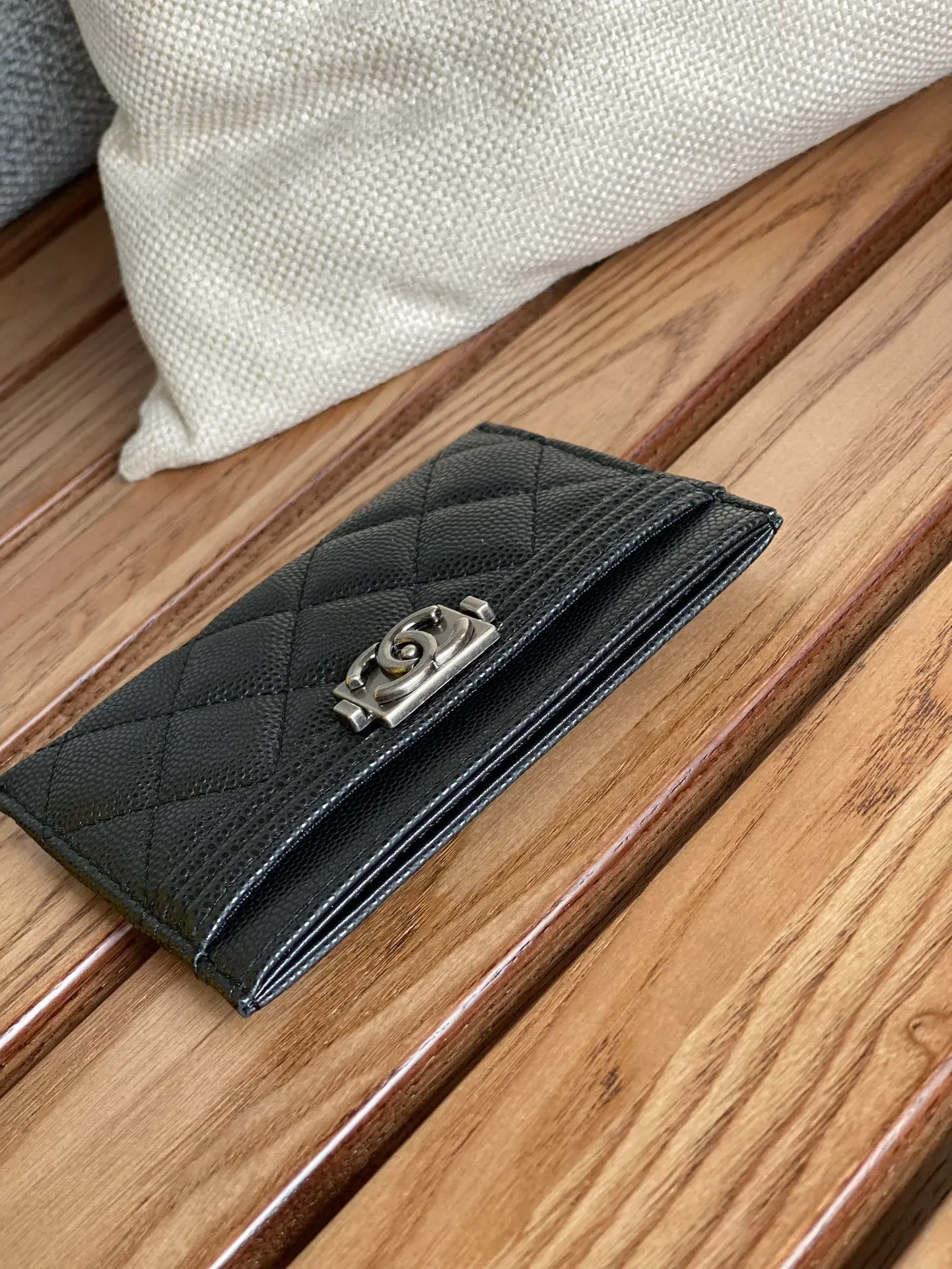 220💰CHANEL’s new leboy card holder has arrived! The imported rhombus pattern is very attractive! The retro gold buckle has an old-fashioned feel and is very fashionable and retro❤️This small card holder is very cost-effective, and you can also put some change in the three card slots👍Model number: 84431 Size: 11×7.5×1cm