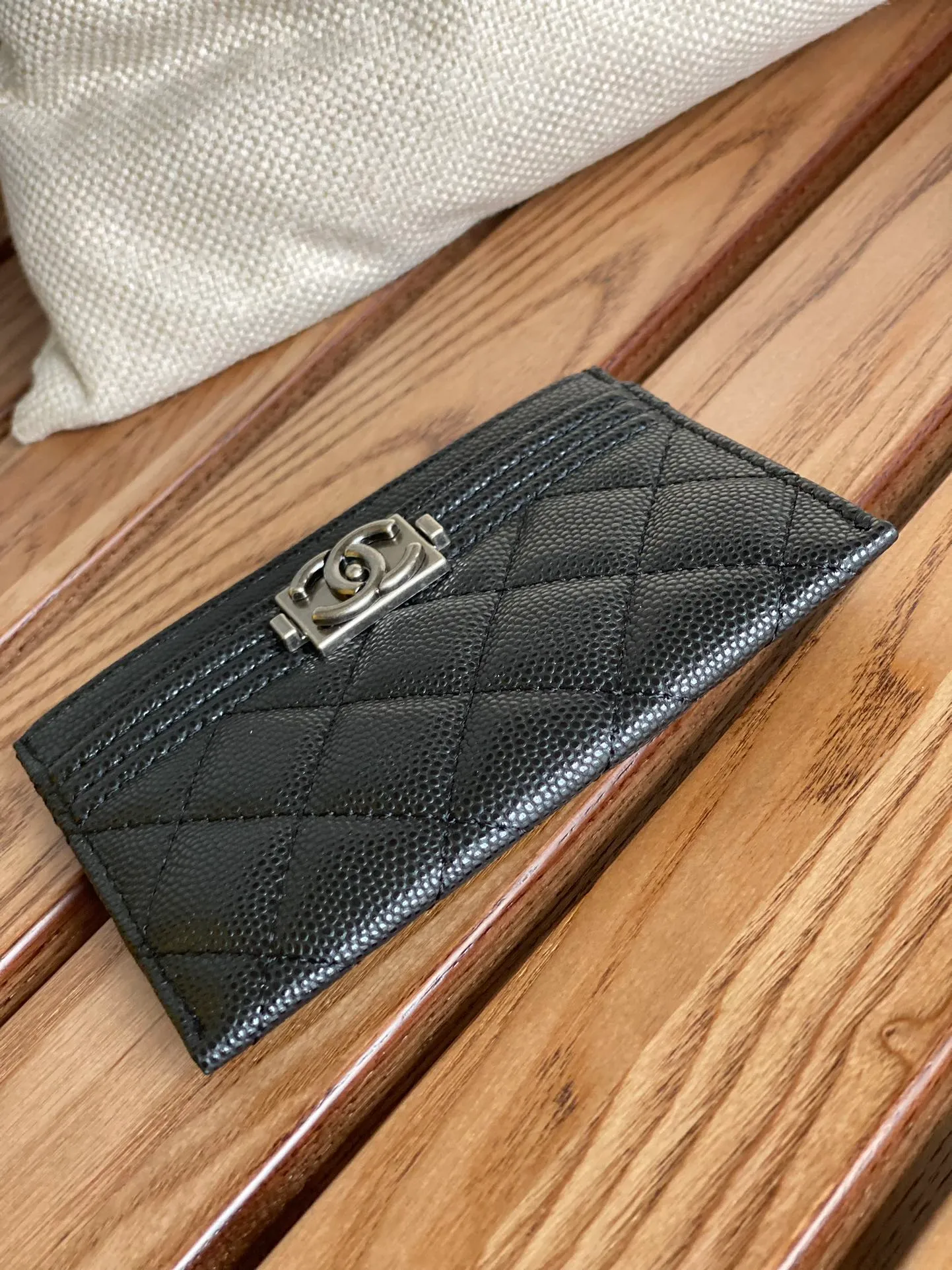 220💰CHANEL’s new leboy card holder has arrived! The imported rhombus pattern is very attractive! The retro gold buckle has an old-fashioned feel and is very fashionable and retro❤️This small card holder is very cost-effective, and you can also put some change in the three card slots👍Model number: 84431 Size: 11×7.5×1cm