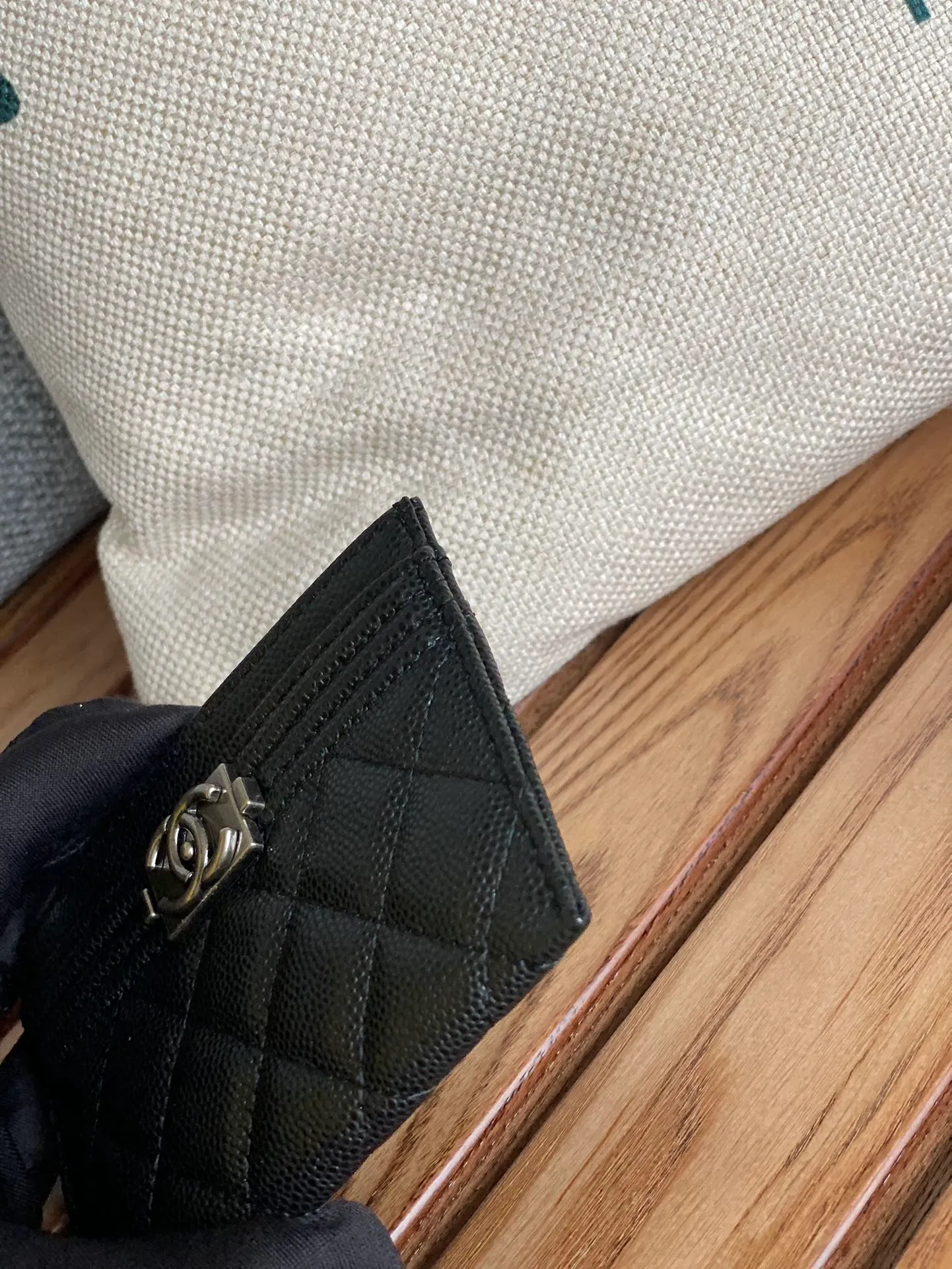 220💰CHANEL’s new leboy card holder has arrived! The imported rhombus pattern is very attractive! The retro gold buckle has an old-fashioned feel and is very fashionable and retro❤️This small card holder is very cost-effective, and you can also put some change in the three card slots👍Model number: 84431 Size: 11×7.5×1cm