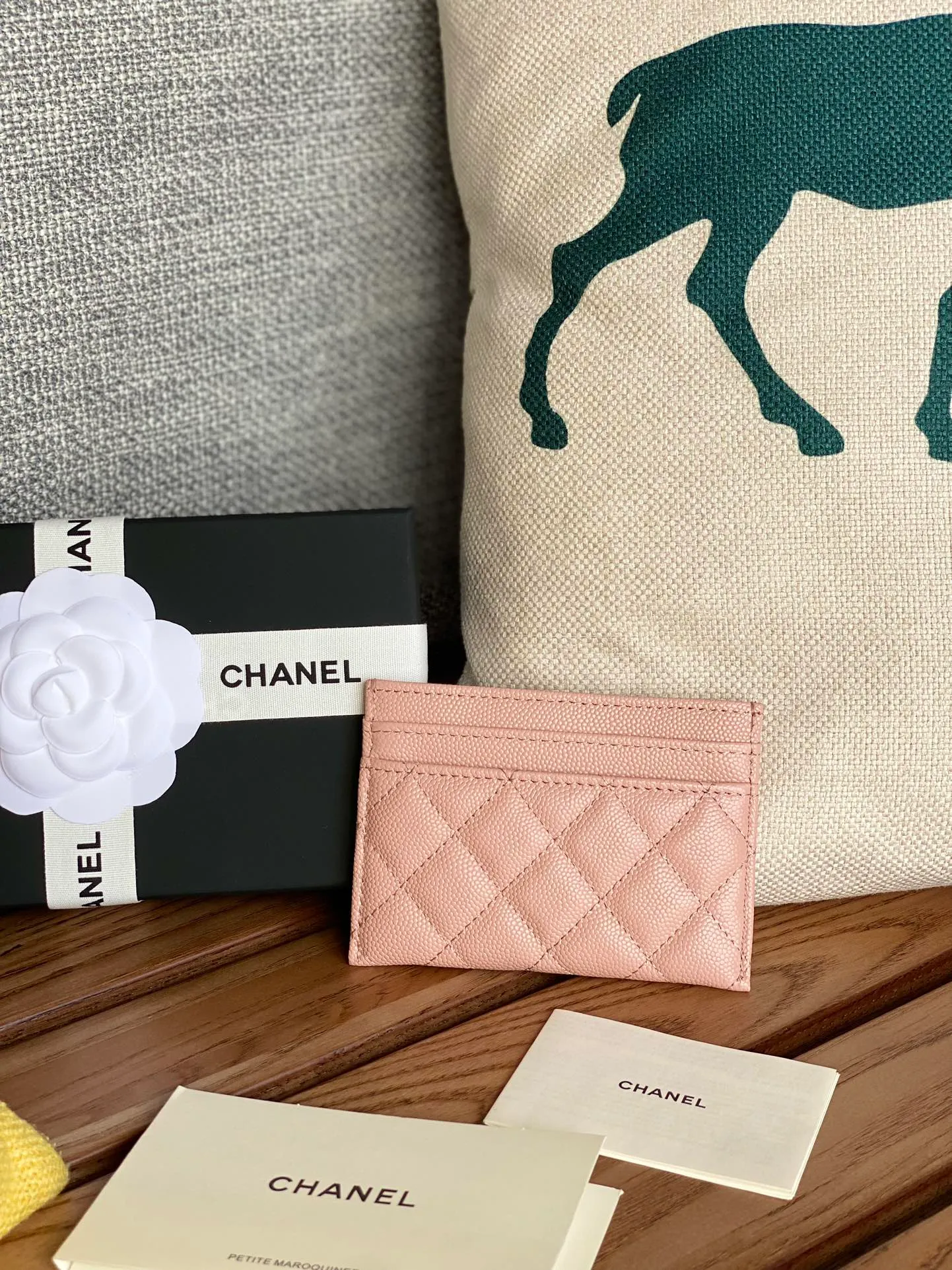 220💰CHANEL’s new leboy card holder has arrived! The imported rhombus pattern is very attractive! The retro gold buckle has an old-fashioned feel and is very fashionable and retro❤️This small card holder is very cost-effective, and you can also put some change in the three card slots👍Model number: 84431 Size: 11×7.5×1cm
