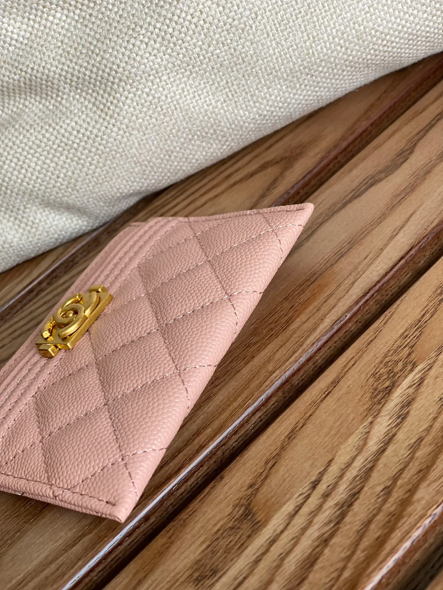 220💰CHANEL’s new leboy card holder has arrived! The imported rhombus pattern is very attractive! The retro gold buckle has an old-fashioned feel and is very fashionable and retro❤️This small card holder is very cost-effective, and you can also put some change in the three card slots👍Model number: 84431 Size: 11×7.5×1cm