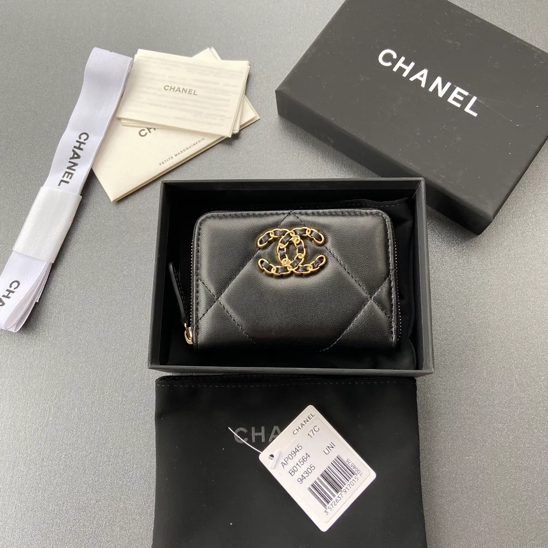 Xiaoxiang imported Italian sheepskin Item number: A0945 Price: 280 Size: W11×H7.5×2cm Color: black sheepskin gold hardware Usage: small zipper bag