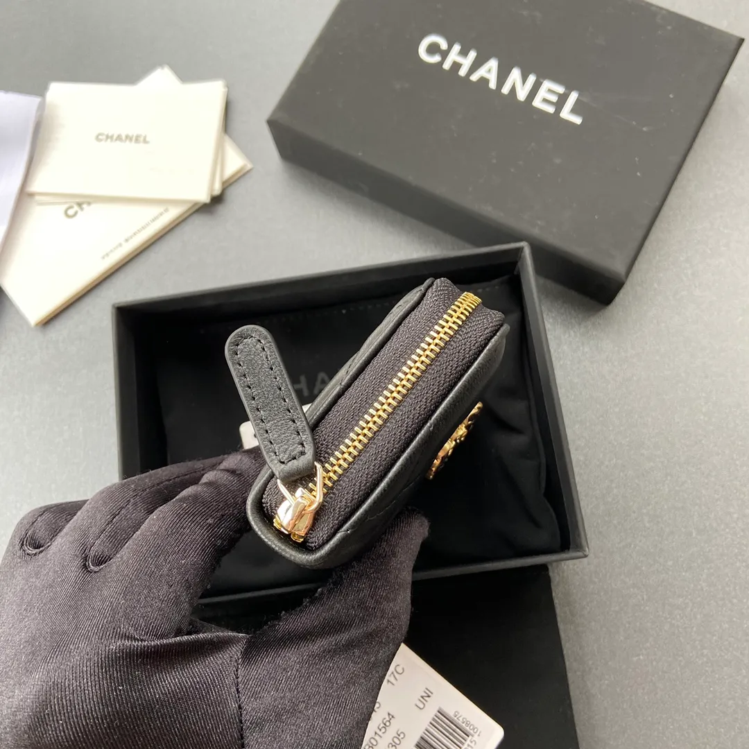 Xiaoxiang imported Italian sheepskin Item number: A0945 Price: 280 Size: W11×H7.5×2cm Color: black sheepskin gold hardware Usage: small zipper bag