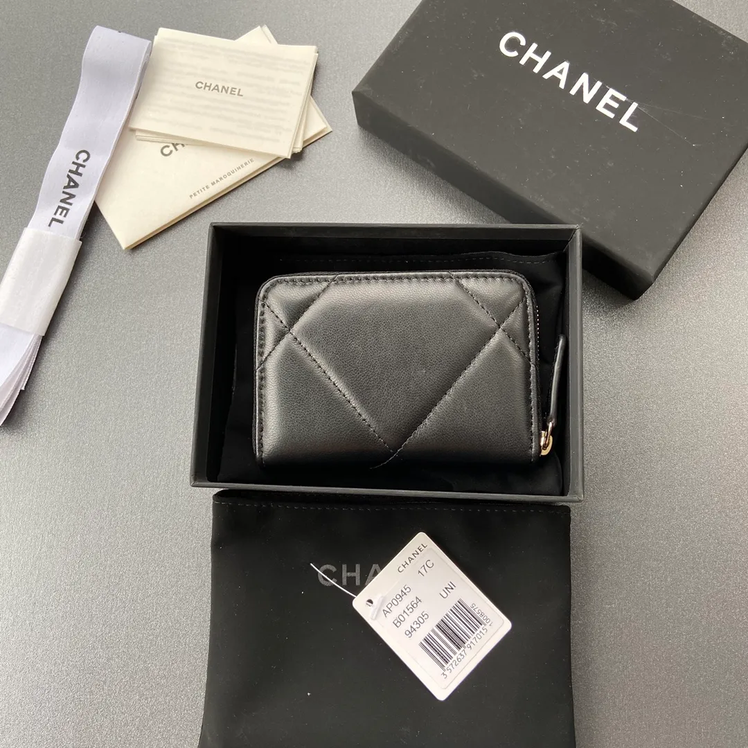 Xiaoxiang imported Italian sheepskin Item number: A0945 Price: 280 Size: W11×H7.5×2cm Color: black sheepskin gold hardware Usage: small zipper bag