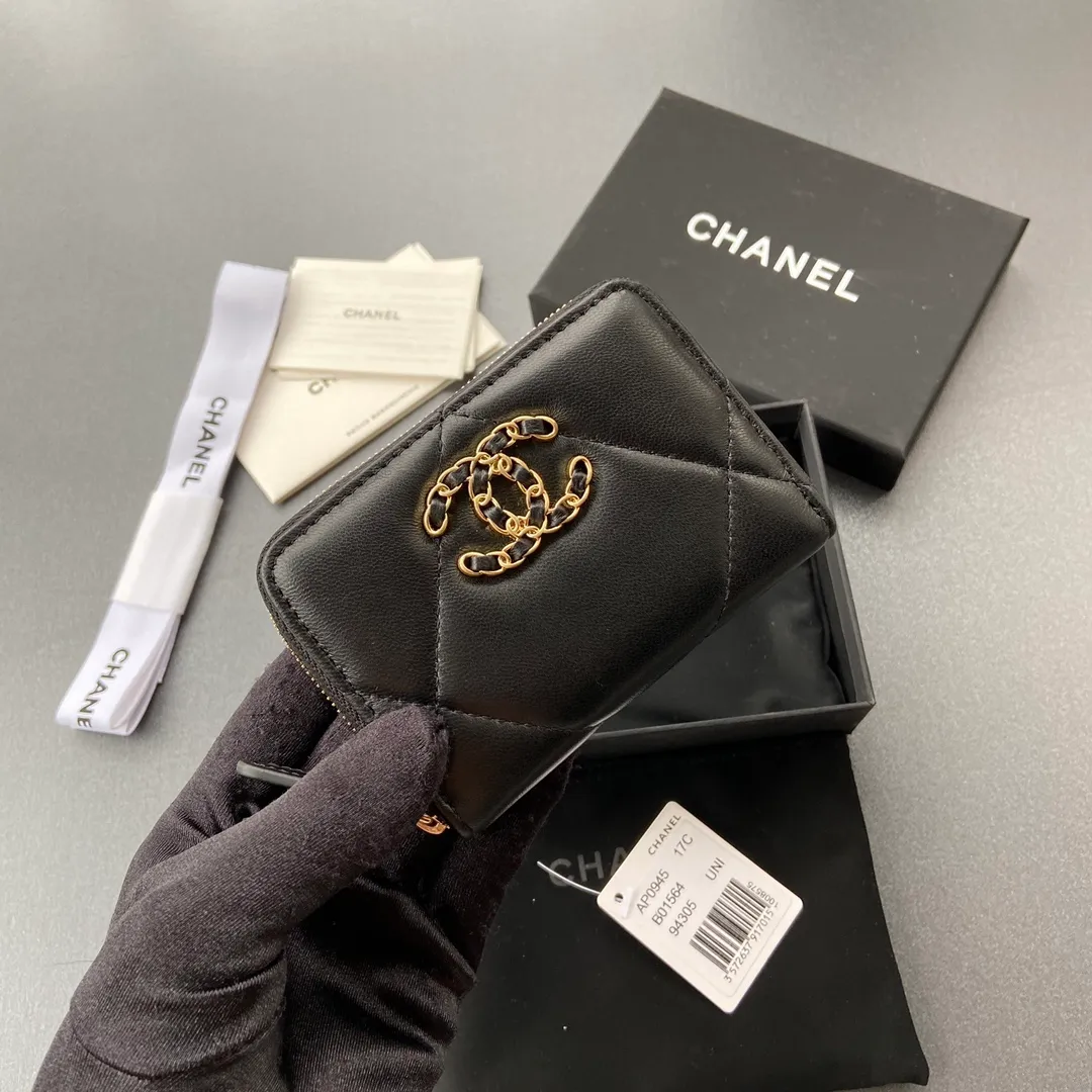 Xiaoxiang imported Italian sheepskin Item number: A0945 Price: 280 Size: W11×H7.5×2cm Color: black sheepskin gold hardware Usage: small zipper bag