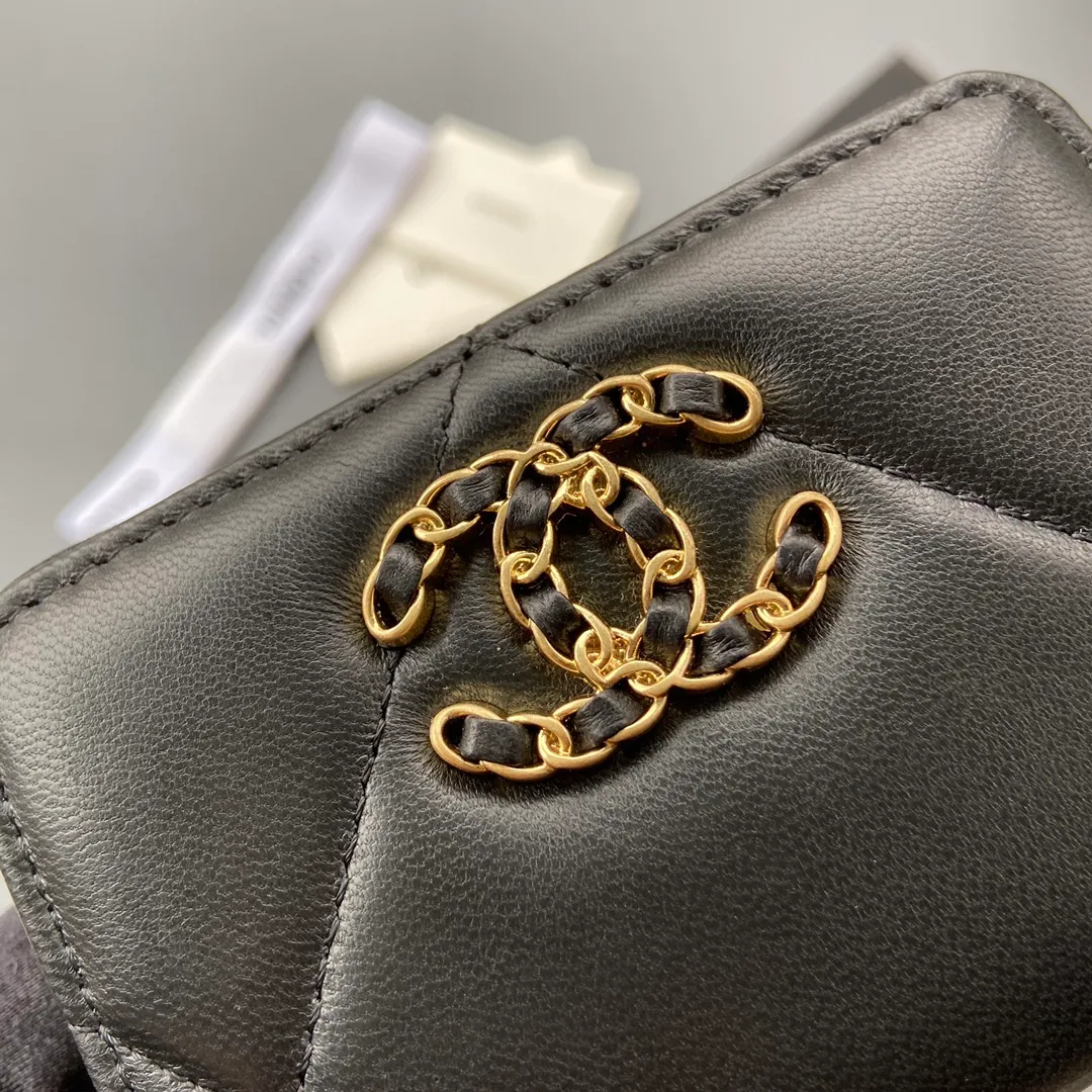 Xiaoxiang imported Italian sheepskin Item number: A0945 Price: 280 Size: W11×H7.5×2cm Color: black sheepskin gold hardware Usage: small zipper bag