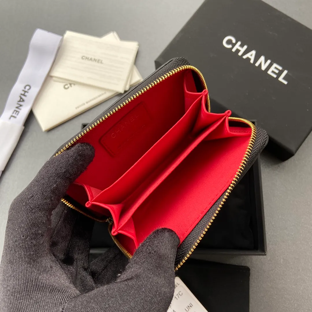 Xiaoxiang imported Italian sheepskin Item number: A0945 Price: 280 Size: W11×H7.5×2cm Color: black sheepskin gold hardware Usage: small zipper bag