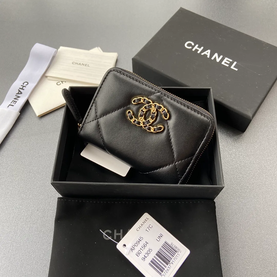 Xiaoxiang imported Italian sheepskin Item number: A0945 Price: 280 Size: W11×H7.5×2cm Color: black sheepskin gold hardware Usage: small zipper bag