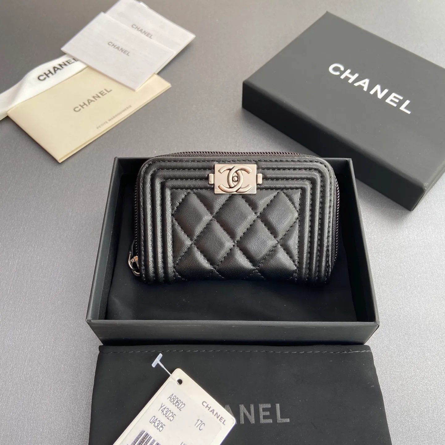 Xiaoxiang imported Italian leather Item number: A80602 Price: 320 Size: w11×h7.5×d2cm Color: black sheepskin silver hardware