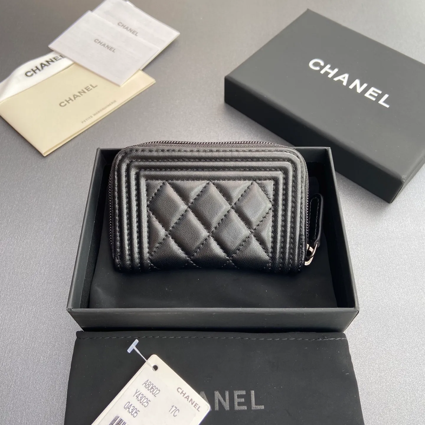 Xiaoxiang imported Italian leather Item number: A80602 Price: 320 Size: w11×h7.5×d2cm Color: black sheepskin silver hardware