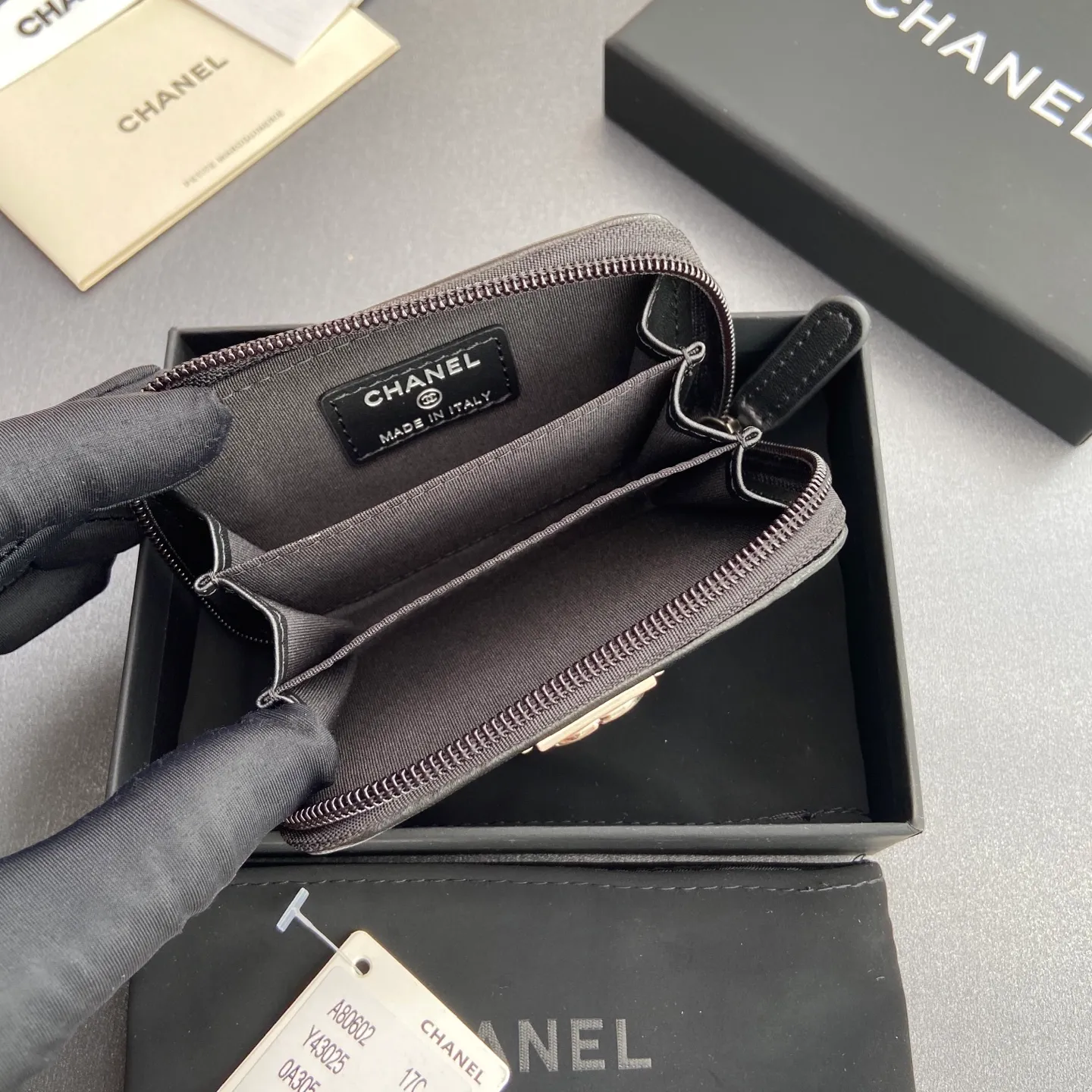 Xiaoxiang imported Italian leather Item number: A80602 Price: 320 Size: w11×h7.5×d2cm Color: black sheepskin silver hardware