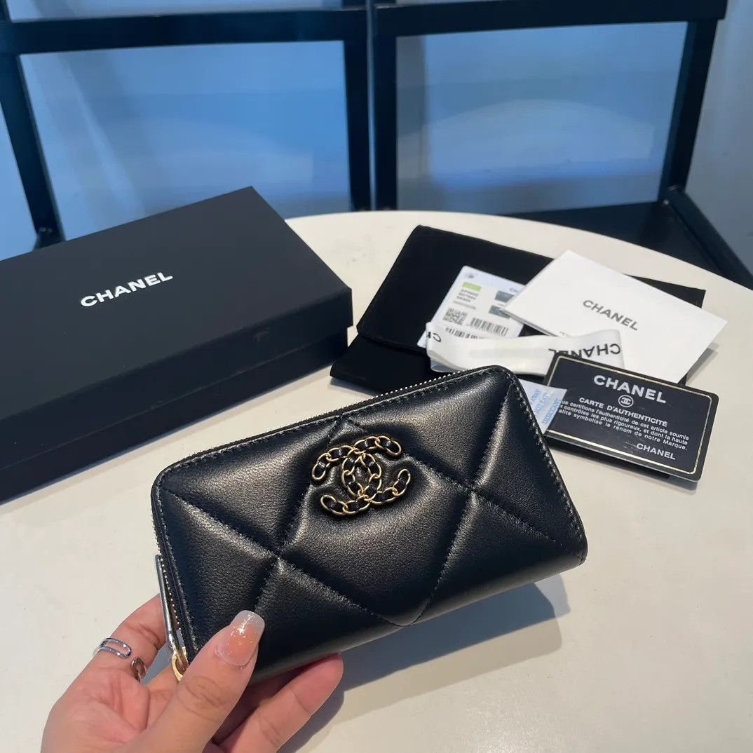 💰520😊 Upgraded version💋🆕 Ohanel new color🆕The latest mid-size zipper card holder is also a wallet, the cabinet design is very special, with four card slots 💞The texture of goatskin is invincible 😼This season’s main 19 series is a big rhombus with a strong retro style👝 Are there any people who want to buy every color?🧸 The logo is eye-catching and unique, the goatskin has a light luster, and the temperament is instantly upupup❣The fashionable style and style are also jointly created by Karl and Viard. The first series launched by the new artistic director will be a key recommendation of the brand from this year to next year, conveying the essence of the brand, with a full set of packaging 0943🍃size: 16.5*9cm