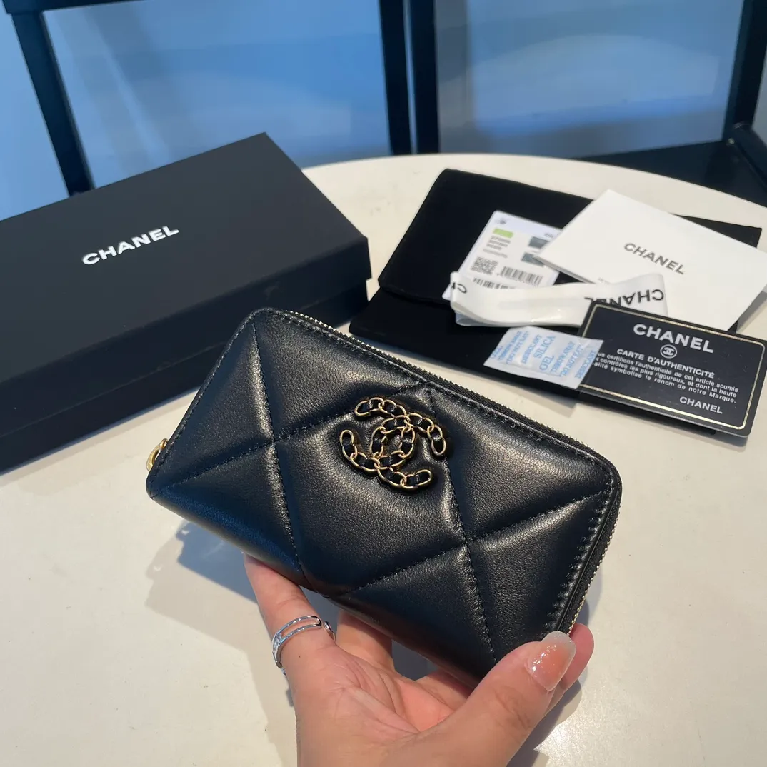 💰520😊 Upgraded version💋🆕 Ohanel new color🆕The latest mid-size zipper card holder is also a wallet, the cabinet design is very special, with four card slots 💞The texture of goatskin is invincible 😼This season’s main 19 series is a big rhombus with a strong retro style👝 Are there any people who want to buy every color?🧸 The logo is eye-catching and unique, the goatskin has a light luster, and the temperament is instantly upupup❣The fashionable style and style are also jointly created by Karl and Viard. The first series launched by the new artistic director will be a key recommendation of the brand from this year to next year, conveying the essence of the brand, with a full set of packaging 0943🍃size: 16.5*9cm