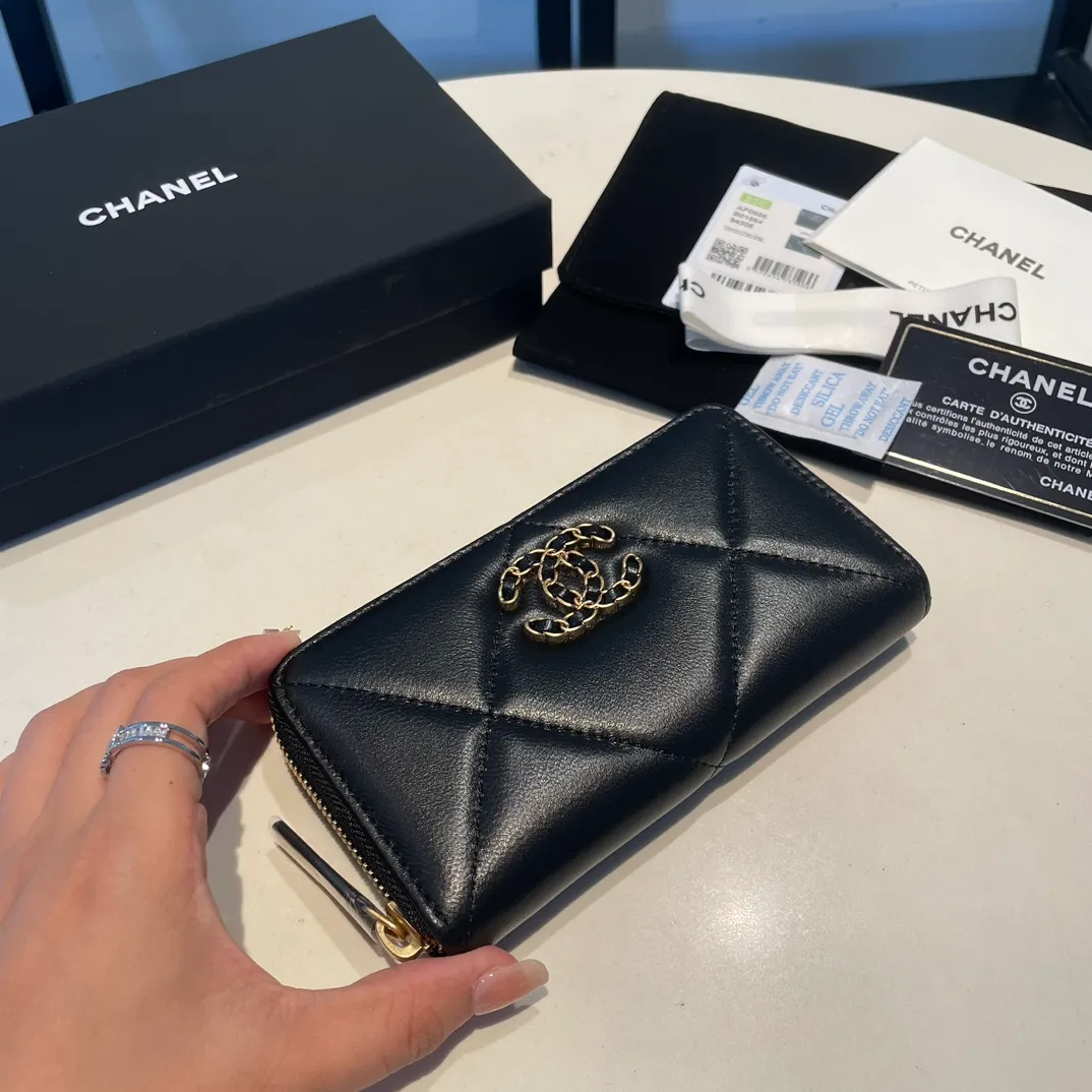 💰520😊 Upgraded version💋🆕 Ohanel new color🆕The latest mid-size zipper card holder is also a wallet, the cabinet design is very special, with four card slots 💞The texture of goatskin is invincible 😼This season’s main 19 series is a big rhombus with a strong retro style👝 Are there any people who want to buy every color?🧸 The logo is eye-catching and unique, the goatskin has a light luster, and the temperament is instantly upupup❣The fashionable style and style are also jointly created by Karl and Viard. The first series launched by the new artistic director will be a key recommendation of the brand from this year to next year, conveying the essence of the brand, with a full set of packaging 0943🍃size: 16.5*9cm