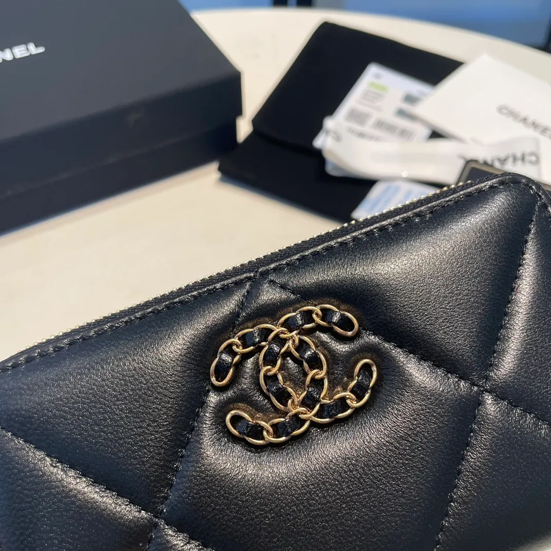💰520😊 Upgraded version💋🆕 Ohanel new color🆕The latest mid-size zipper card holder is also a wallet, the cabinet design is very special, with four card slots 💞The texture of goatskin is invincible 😼This season’s main 19 series is a big rhombus with a strong retro style👝 Are there any people who want to buy every color?🧸 The logo is eye-catching and unique, the goatskin has a light luster, and the temperament is instantly upupup❣The fashionable style and style are also jointly created by Karl and Viard. The first series launched by the new artistic director will be a key recommendation of the brand from this year to next year, conveying the essence of the brand, with a full set of packaging 0943🍃size: 16.5*9cm