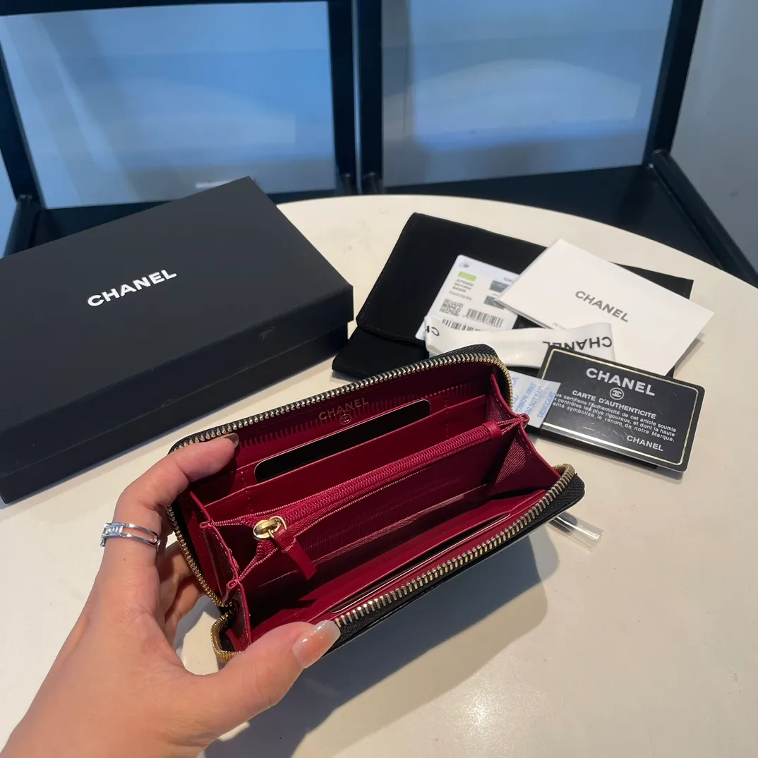 💰520😊 Upgraded version💋🆕 Ohanel new color🆕The latest mid-size zipper card holder is also a wallet, the cabinet design is very special, with four card slots 💞The texture of goatskin is invincible 😼This season’s main 19 series is a big rhombus with a strong retro style👝 Are there any people who want to buy every color?🧸 The logo is eye-catching and unique, the goatskin has a light luster, and the temperament is instantly upupup❣The fashionable style and style are also jointly created by Karl and Viard. The first series launched by the new artistic director will be a key recommendation of the brand from this year to next year, conveying the essence of the brand, with a full set of packaging 0943🍃size: 16.5*9cm
