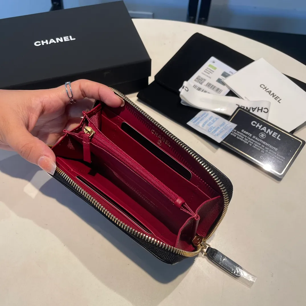 💰520😊 Upgraded version💋🆕 Ohanel new color🆕The latest mid-size zipper card holder is also a wallet, the cabinet design is very special, with four card slots 💞The texture of goatskin is invincible 😼This season’s main 19 series is a big rhombus with a strong retro style👝 Are there any people who want to buy every color?🧸 The logo is eye-catching and unique, the goatskin has a light luster, and the temperament is instantly upupup❣The fashionable style and style are also jointly created by Karl and Viard. The first series launched by the new artistic director will be a key recommendation of the brand from this year to next year, conveying the essence of the brand, with a full set of packaging 0943🍃size: 16.5*9cm