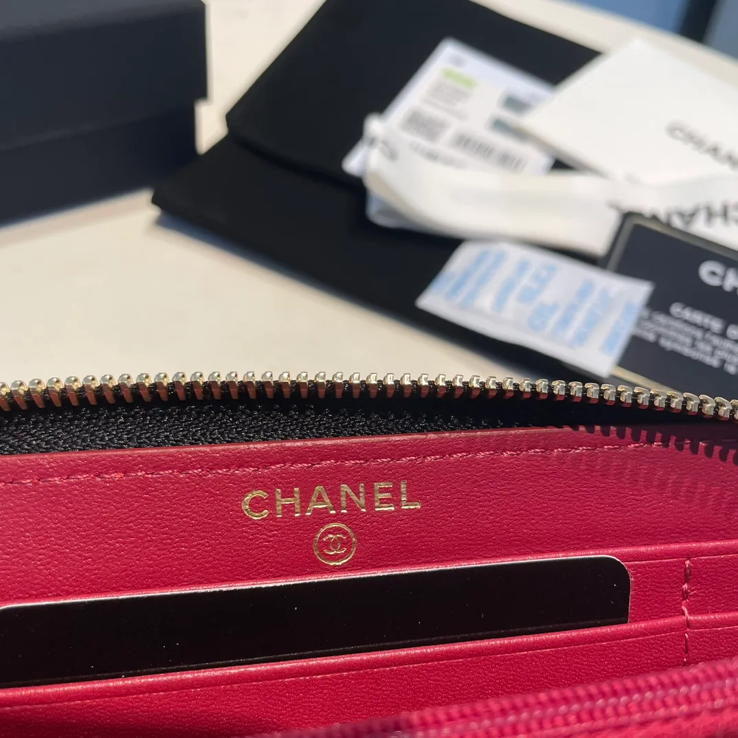 💰520😊 Upgraded version💋🆕 Ohanel new color🆕The latest mid-size zipper card holder is also a wallet, the cabinet design is very special, with four card slots 💞The texture of goatskin is invincible 😼This season’s main 19 series is a big rhombus with a strong retro style👝 Are there any people who want to buy every color?🧸 The logo is eye-catching and unique, the goatskin has a light luster, and the temperament is instantly upupup❣The fashionable style and style are also jointly created by Karl and Viard. The first series launched by the new artistic director will be a key recommendation of the brand from this year to next year, conveying the essence of the brand, with a full set of packaging 0943🍃size: 16.5*9cm
