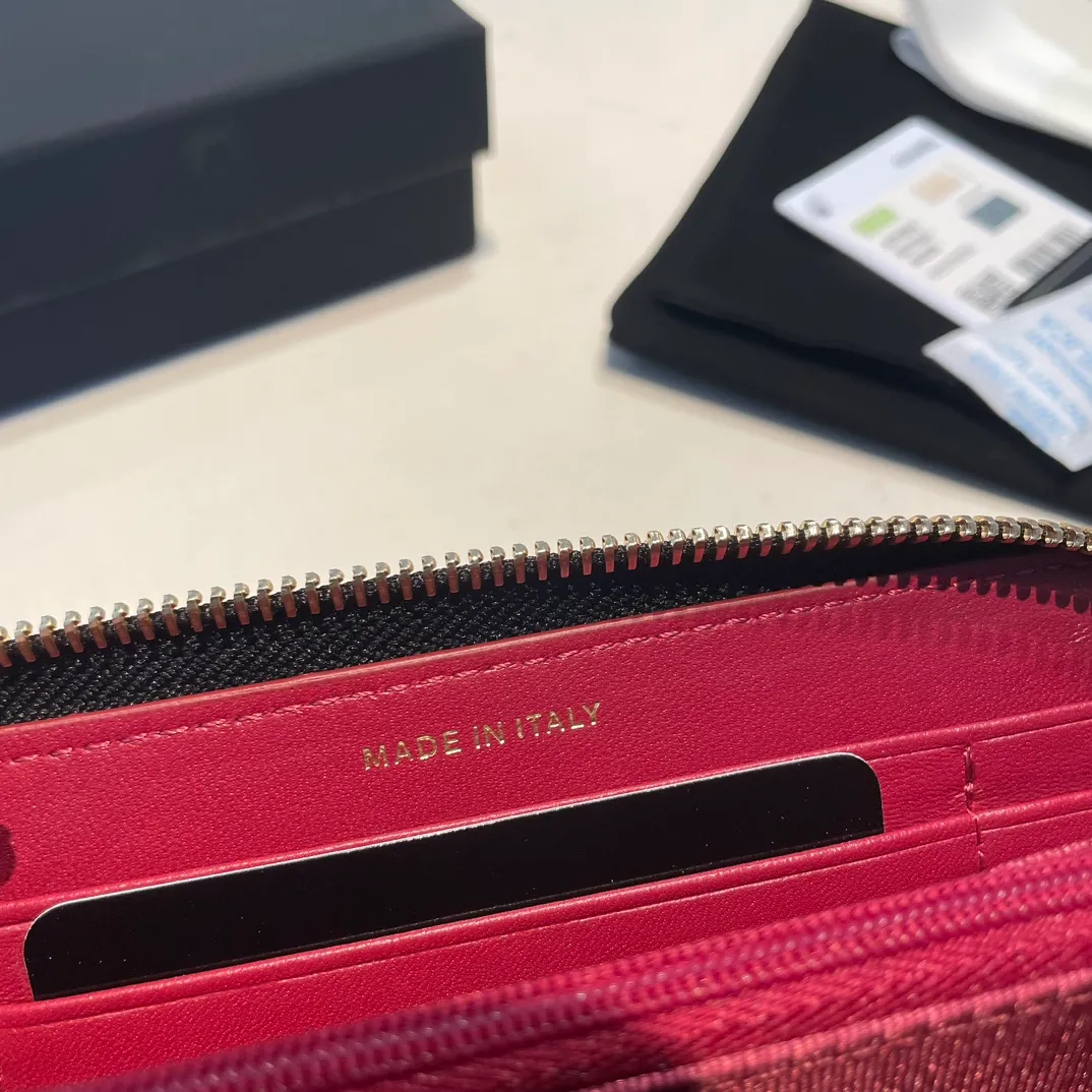 💰520😊 Upgraded version💋🆕 Ohanel new color🆕The latest mid-size zipper card holder is also a wallet, the cabinet design is very special, with four card slots 💞The texture of goatskin is invincible 😼This season’s main 19 series is a big rhombus with a strong retro style👝 Are there any people who want to buy every color?🧸 The logo is eye-catching and unique, the goatskin has a light luster, and the temperament is instantly upupup❣The fashionable style and style are also jointly created by Karl and Viard. The first series launched by the new artistic director will be a key recommendation of the brand from this year to next year, conveying the essence of the brand, with a full set of packaging 0943🍃size: 16.5*9cm