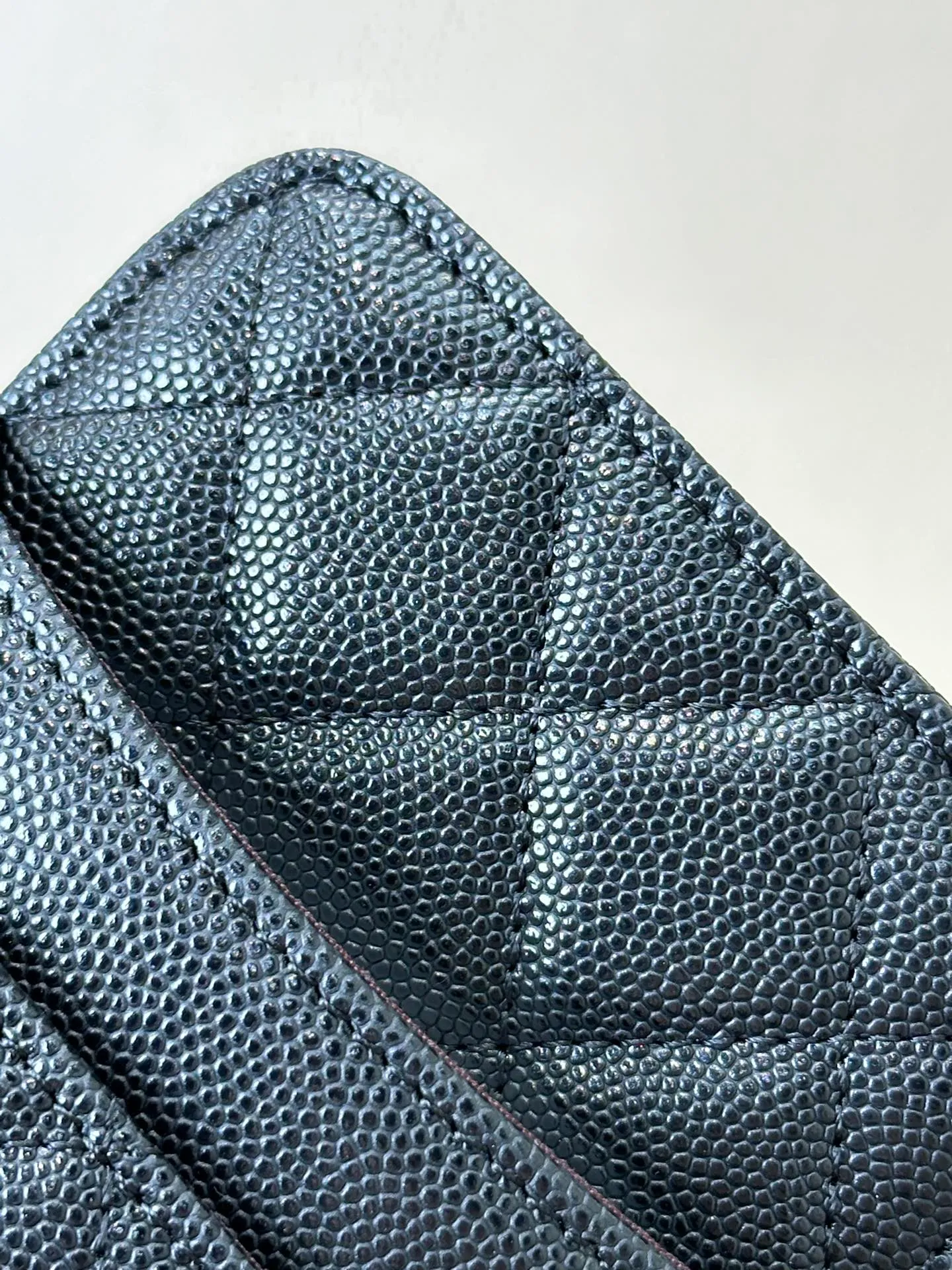 0990 In terms of craftsmanship: Small bags are more difficult. The smaller they are, the more delicate they are. There is no room for negligence in workmanship. The edge-cut process, the number of needles and pinholes are symmetrical, and all kinds of tricky craftsmanship. You can only admire Xiaoxiang’s OEM technology. Take a look at this for yourself after receiving the goods. The real thing is really different ~