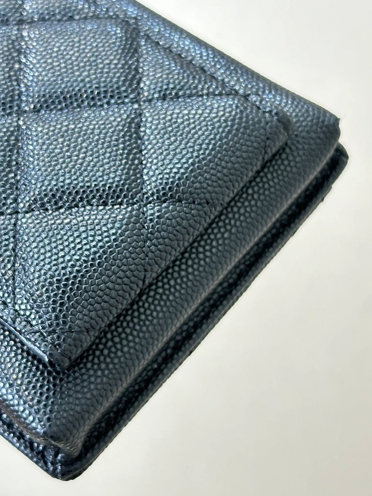 0990 In terms of craftsmanship: Small bags are more difficult. The smaller they are, the more delicate they are. There is no room for negligence in workmanship. The edge-cut process, the number of needles and pinholes are symmetrical, and all kinds of tricky craftsmanship. You can only admire Xiaoxiang’s OEM technology. Take a look at this for yourself after receiving the goods. The real thing is really different ~