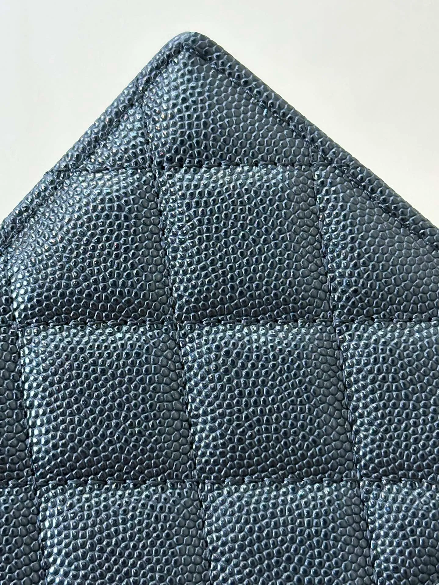 0990 In terms of craftsmanship: Small bags are more difficult. The smaller they are, the more delicate they are. There is no room for negligence in workmanship. The edge-cut process, the number of needles and pinholes are symmetrical, and all kinds of tricky craftsmanship. You can only admire Xiaoxiang’s OEM technology. Take a look at this for yourself after receiving the goods. The real thing is really different ~