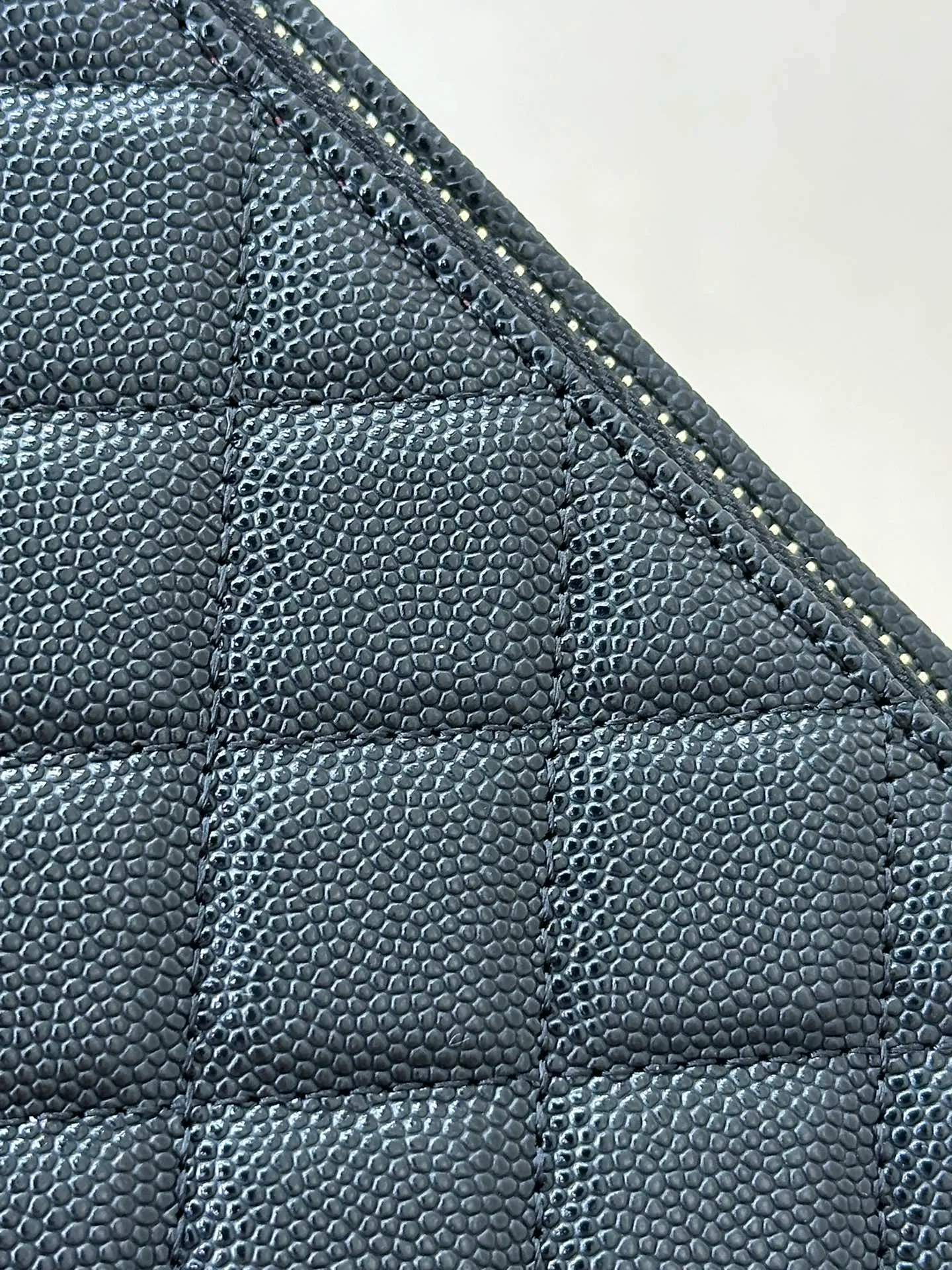 0990 In terms of craftsmanship: Small bags are more difficult. The smaller they are, the more delicate they are. There is no room for negligence in workmanship. The edge-cut process, the number of needles and pinholes are symmetrical, and all kinds of tricky craftsmanship. You can only admire Xiaoxiang’s OEM technology. Take a look at this for yourself after receiving the goods. The real thing is really different ~