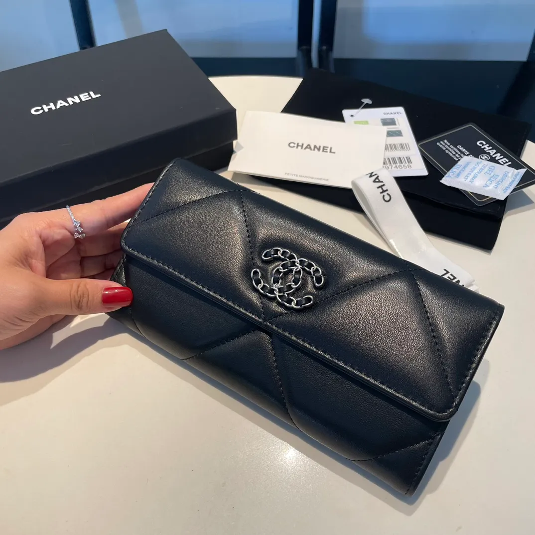 💰580😊 Upgraded version💋🆕 Ohanel new color🆕The latest long snap wallet, the texture of goatskin is invincible 😼The 19 series that is the main promotion this season is the big rhombus, with a strong retro style👝 Are there any people who want to buy each color🧸 The logo is eye-catching and unique, the goatskin has a light luster, and the temperament instantly ups and downs❣The fashionable style and style are also co-created by Karl and Viard. The first series launched by the new artistic director will be a key recommendation of the brand from this year to next year, conveying the essence of the brand, with a full set of packaging 0955🍃 Size: 19.5*12.5cm