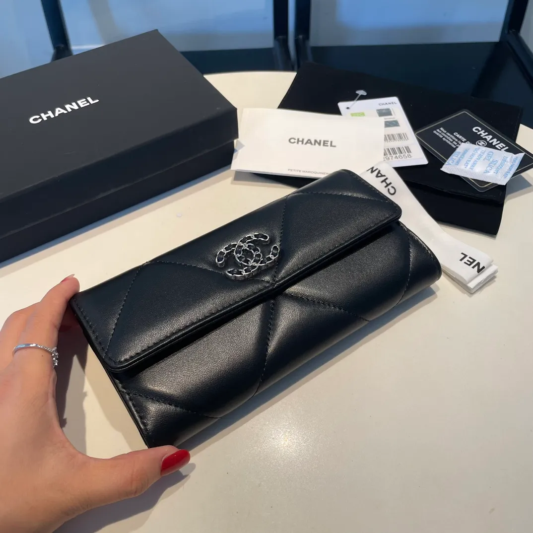 💰580😊 Upgraded version💋🆕 Ohanel new color🆕The latest long snap wallet, the texture of goatskin is invincible 😼The 19 series that is the main promotion this season is the big rhombus, with a strong retro style👝 Are there any people who want to buy each color🧸 The logo is eye-catching and unique, the goatskin has a light luster, and the temperament instantly ups and downs❣The fashionable style and style are also co-created by Karl and Viard. The first series launched by the new artistic director will be a key recommendation of the brand from this year to next year, conveying the essence of the brand, with a full set of packaging 0955🍃 Size: 19.5*12.5cm