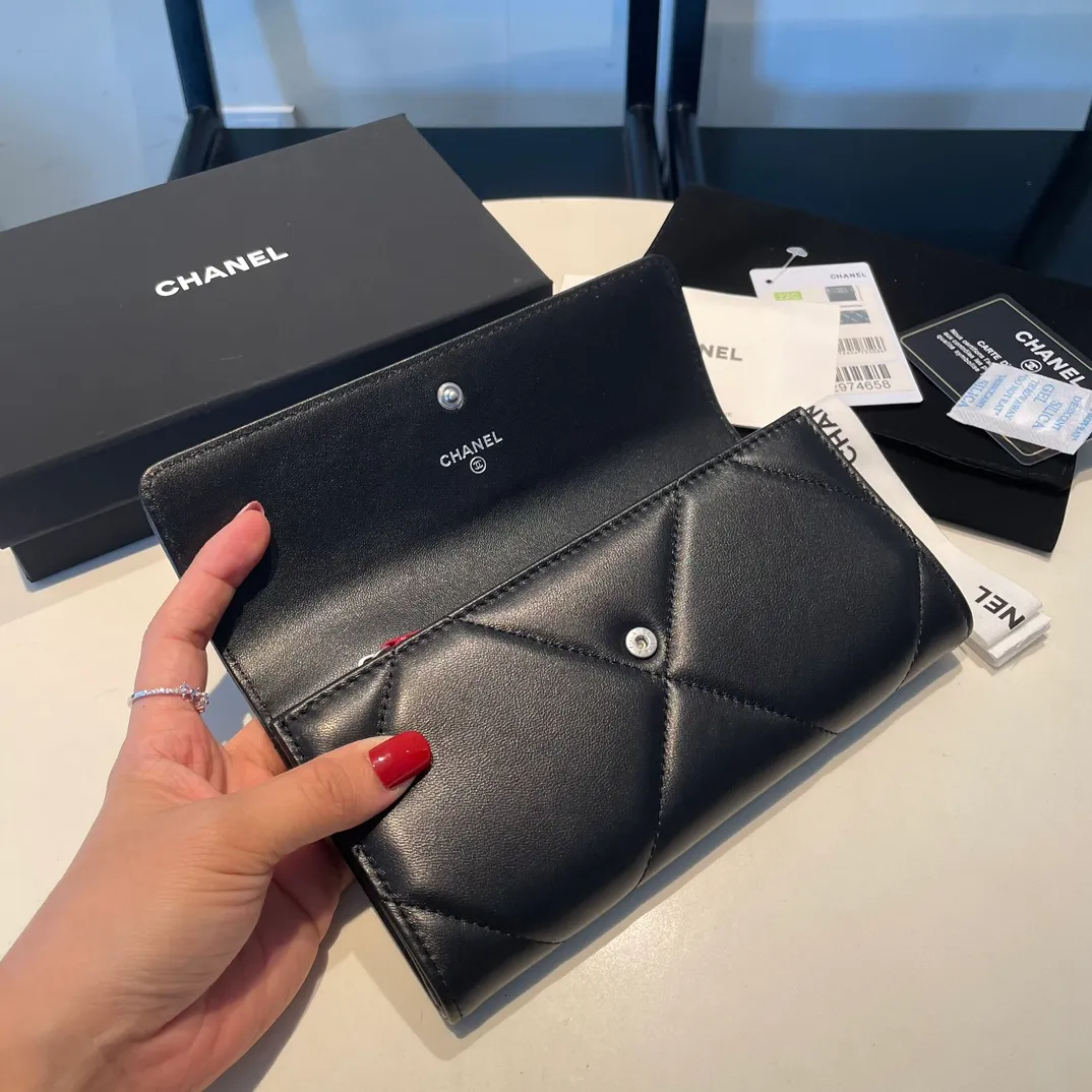 💰580😊 Upgraded version💋🆕 Ohanel new color🆕The latest long snap wallet, the texture of goatskin is invincible 😼The 19 series that is the main promotion this season is the big rhombus, with a strong retro style👝 Are there any people who want to buy each color🧸 The logo is eye-catching and unique, the goatskin has a light luster, and the temperament instantly ups and downs❣The fashionable style and style are also co-created by Karl and Viard. The first series launched by the new artistic director will be a key recommendation of the brand from this year to next year, conveying the essence of the brand, with a full set of packaging 0955🍃 Size: 19.5*12.5cm