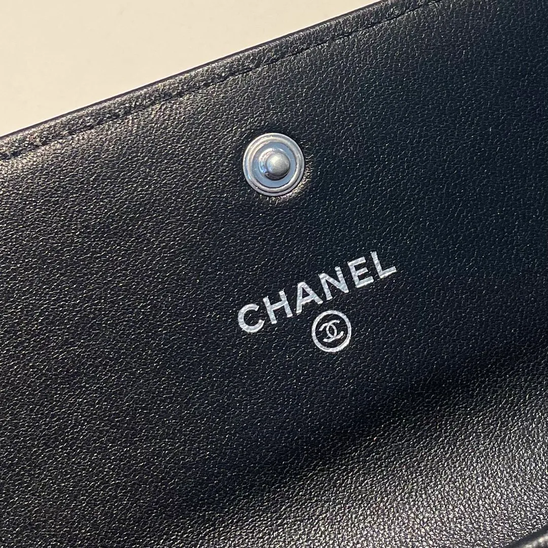 💰580😊 Upgraded version💋🆕 Ohanel new color🆕The latest long snap wallet, the texture of goatskin is invincible 😼The 19 series that is the main promotion this season is the big rhombus, with a strong retro style👝 Are there any people who want to buy each color🧸 The logo is eye-catching and unique, the goatskin has a light luster, and the temperament instantly ups and downs❣The fashionable style and style are also co-created by Karl and Viard. The first series launched by the new artistic director will be a key recommendation of the brand from this year to next year, conveying the essence of the brand, with a full set of packaging 0955🍃 Size: 19.5*12.5cm