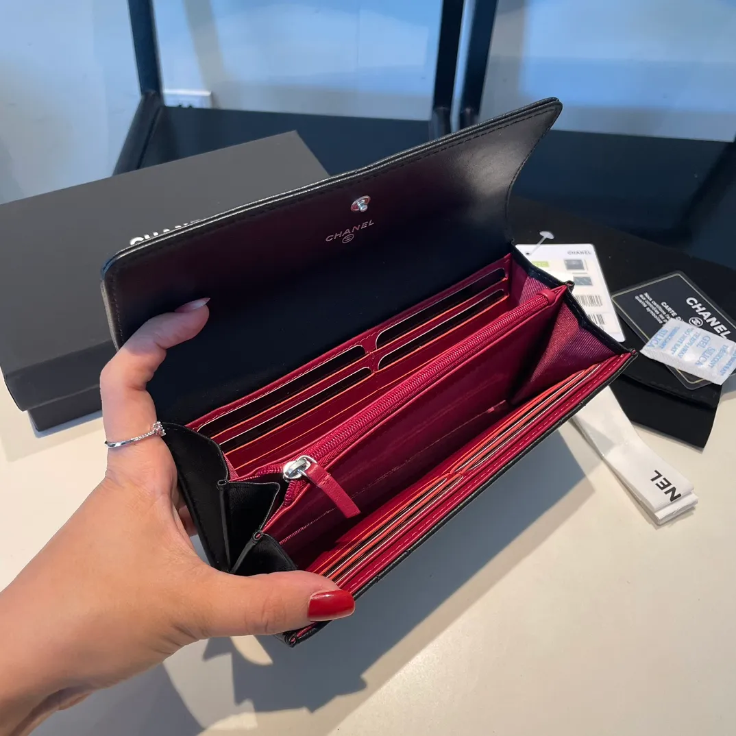 💰580😊 Upgraded version💋🆕 Ohanel new color🆕The latest long snap wallet, the texture of goatskin is invincible 😼The 19 series that is the main promotion this season is the big rhombus, with a strong retro style👝 Are there any people who want to buy each color🧸 The logo is eye-catching and unique, the goatskin has a light luster, and the temperament instantly ups and downs❣The fashionable style and style are also co-created by Karl and Viard. The first series launched by the new artistic director will be a key recommendation of the brand from this year to next year, conveying the essence of the brand, with a full set of packaging 0955🍃 Size: 19.5*12.5cm