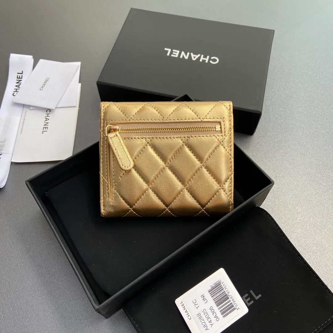 [Imported leather from Italy] ¥440 Special golden sheep leather Gold tone metal hardware 6 card slots 1 banknote compartment 1 coin zipper bag No.: 82288 Size: w10.5×h11.5×d3cm