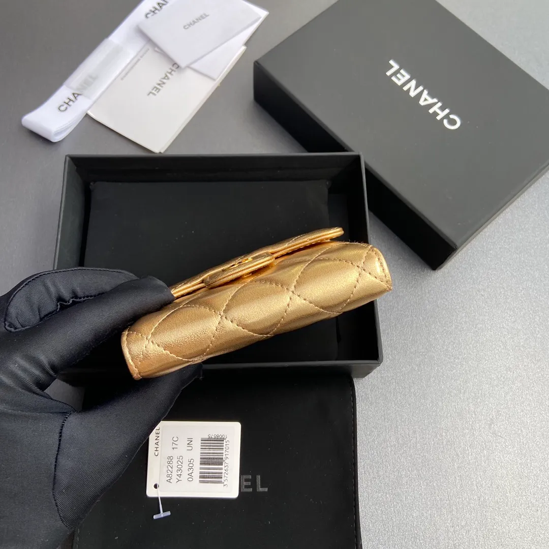 [Imported leather from Italy] ¥440 Special golden sheep leather Gold tone metal hardware 6 card slots 1 banknote compartment 1 coin zipper bag No.: 82288 Size: w10.5×h11.5×d3cm