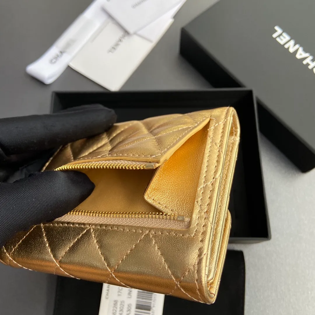 [Imported leather from Italy] ¥440 Special golden sheep leather Gold tone metal hardware 6 card slots 1 banknote compartment 1 coin zipper bag No.: 82288 Size: w10.5×h11.5×d3cm