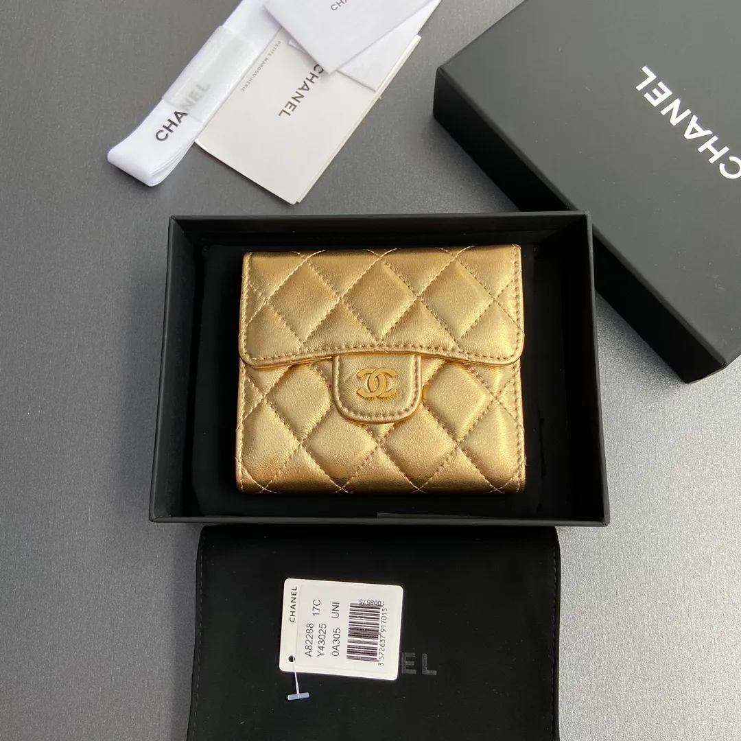 [Imported leather from Italy] ¥440 Special golden sheep leather Gold tone metal hardware 6 card slots 1 banknote compartment 1 coin zipper bag No.: 82288 Size: w10.5×h11.5×d3cm