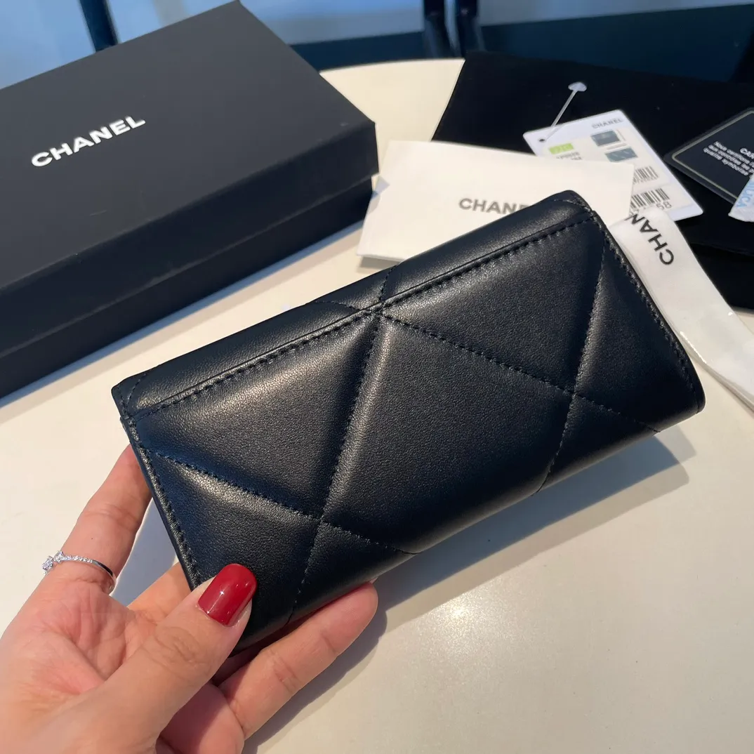 💰520😊 Upgraded version💋🆕 Ohanel new color🆕The latest mid-size snap card holder is also a wallet, the cabinet design is very special, and there are pockets on the back💞The texture of goatskin is unparalleled 😼The main 19 series this season is a big rhombus with a strong retro style👝 Are there any people who want to buy every color?🧸 The logo is eye-catching and unique, the goatskin has a light luster, and the temperament instantly ups and downs❣The fashionable style and style are also jointly created by Karl and Viard. The first series launched by the new artistic director will be a key recommendation of the brand from this year to next year, conveying the essence of the brand, with a full set of packaging 0954 🍃size: 16.5*9cm