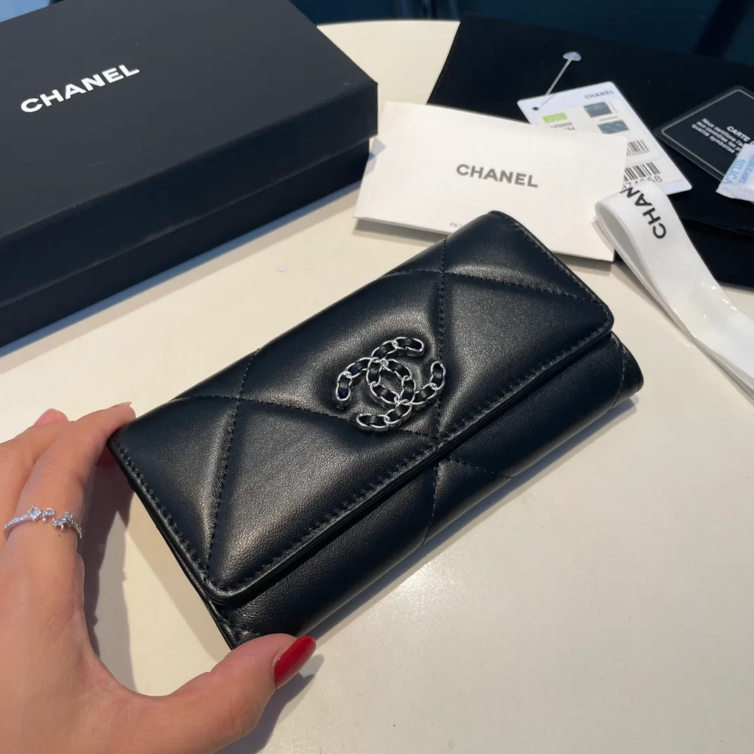 💰520😊 Upgraded version💋🆕 Ohanel new color🆕The latest mid-size snap card holder is also a wallet, the cabinet design is very special, and there are pockets on the back💞The texture of goatskin is unparalleled 😼The main 19 series this season is a big rhombus with a strong retro style👝 Are there any people who want to buy every color?🧸 The logo is eye-catching and unique, the goatskin has a light luster, and the temperament instantly ups and downs❣The fashionable style and style are also jointly created by Karl and Viard. The first series launched by the new artistic director will be a key recommendation of the brand from this year to next year, conveying the essence of the brand, with a full set of packaging 0954 🍃size: 16.5*9cm