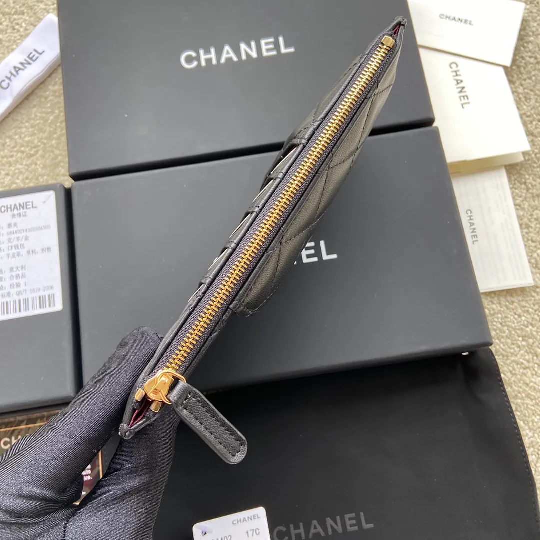Xiaoxiang imported Italian lambskin Item number: A84402 Price: 400 Size: w19.5×h10×d3 Color: black sheepskin gold steel mark Can be used to hold mobile phone card holder and change