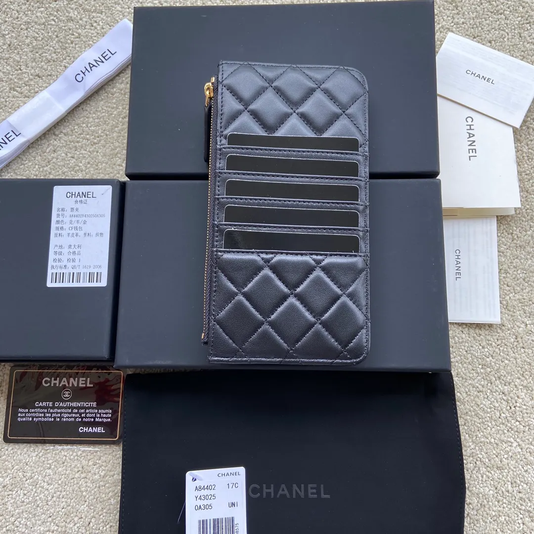 Xiaoxiang imported Italian lambskin Item number: A84402 Price: 400 Size: w19.5×h10×d3 Color: black sheepskin gold steel mark Can be used to hold mobile phone card holder and change