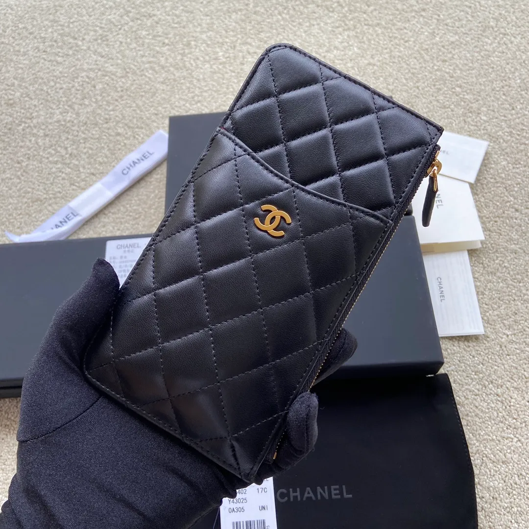 Xiaoxiang imported Italian lambskin Item number: A84402 Price: 400 Size: w19.5×h10×d3 Color: black sheepskin gold steel mark Can be used to hold mobile phone card holder and change