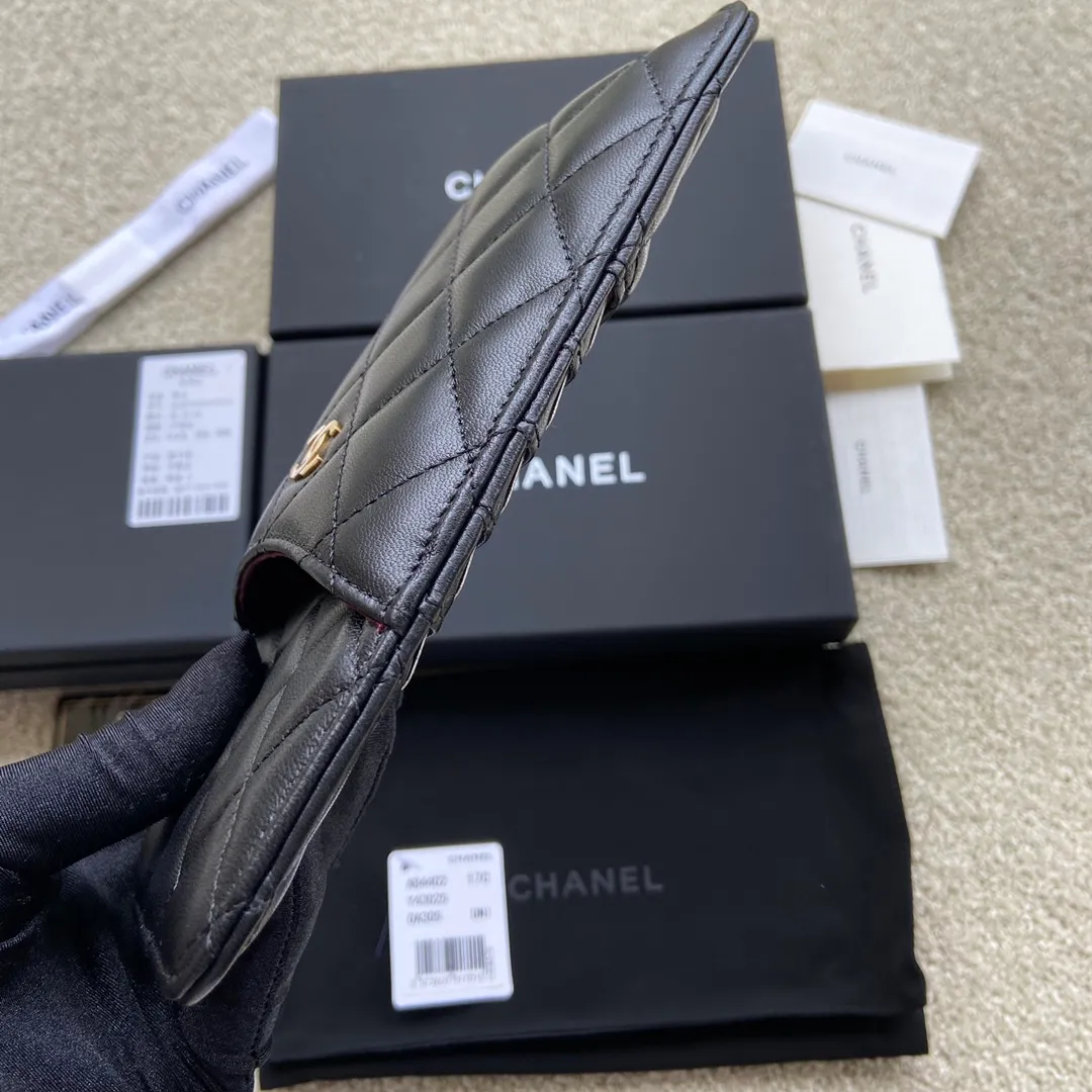 Xiaoxiang imported Italian lambskin Item number: A84402 Price: 400 Size: w19.5×h10×d3 Color: black sheepskin gold steel mark Can be used to hold mobile phone card holder and change
