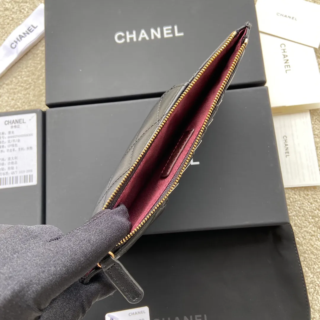 Xiaoxiang imported Italian lambskin Item number: A84402 Price: 400 Size: w19.5×h10×d3 Color: black sheepskin gold steel mark Can be used to hold mobile phone card holder and change