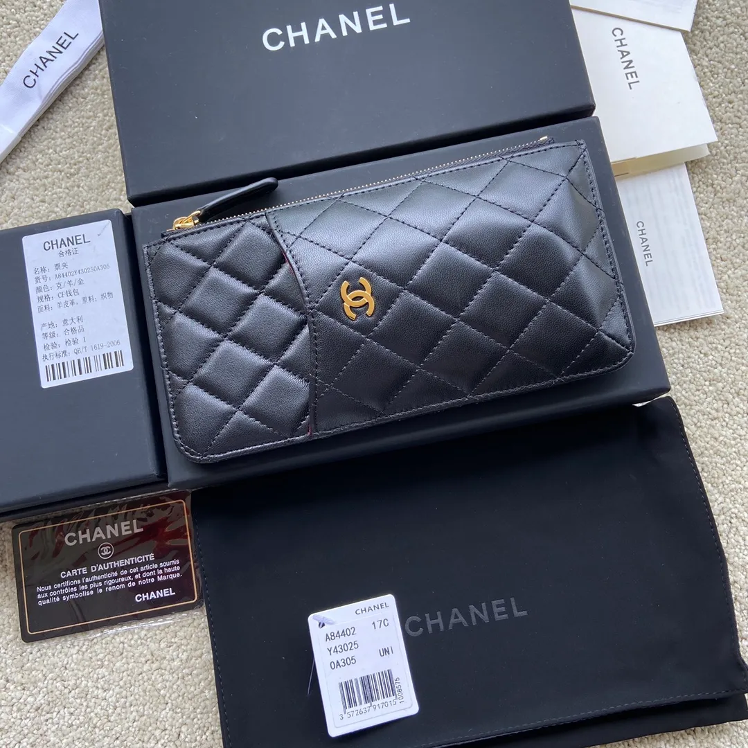 Xiaoxiang imported Italian lambskin Item number: A84402 Price: 400 Size: w19.5×h10×d3 Color: black sheepskin gold steel mark Can be used to hold mobile phone card holder and change