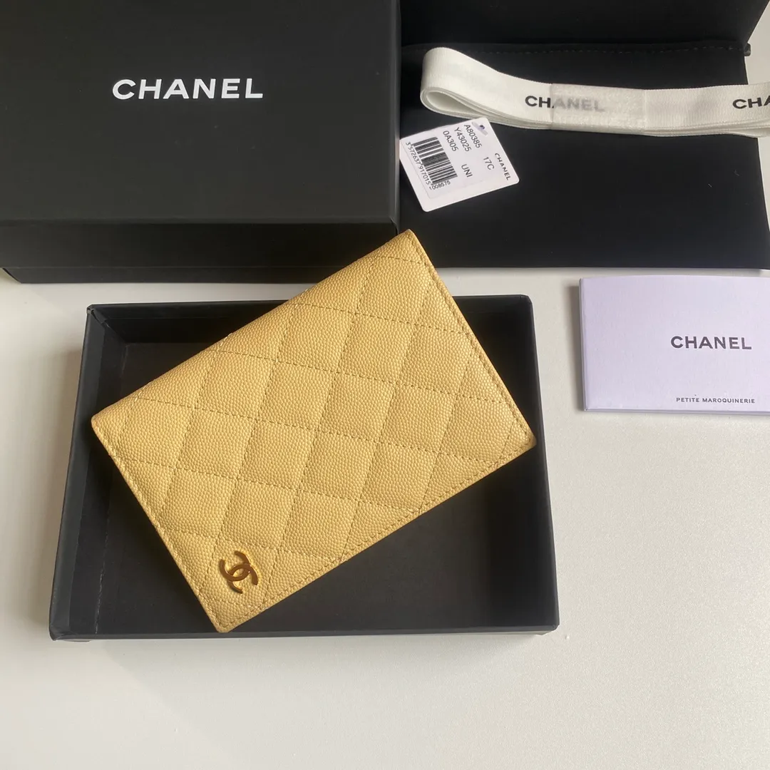 280💰 CHANEL Classic Passport Holder❤️Good news for friends who are traveling! This passport holder is made of imported first-layer grain embossed cowhide, with a burgundy first-layer trim finish on the inside! 4⃣️Card slots...very convenient and practical. Model No. 80385. Size 14.5×10.5×2cm