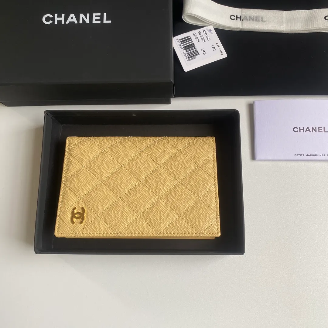 280💰 CHANEL Classic Passport Holder❤️Good news for friends who are traveling! This passport holder is made of imported first-layer grain embossed cowhide, with a burgundy first-layer trim finish on the inside! 4⃣️Card slots...very convenient and practical. Model No. 80385. Size 14.5×10.5×2cm