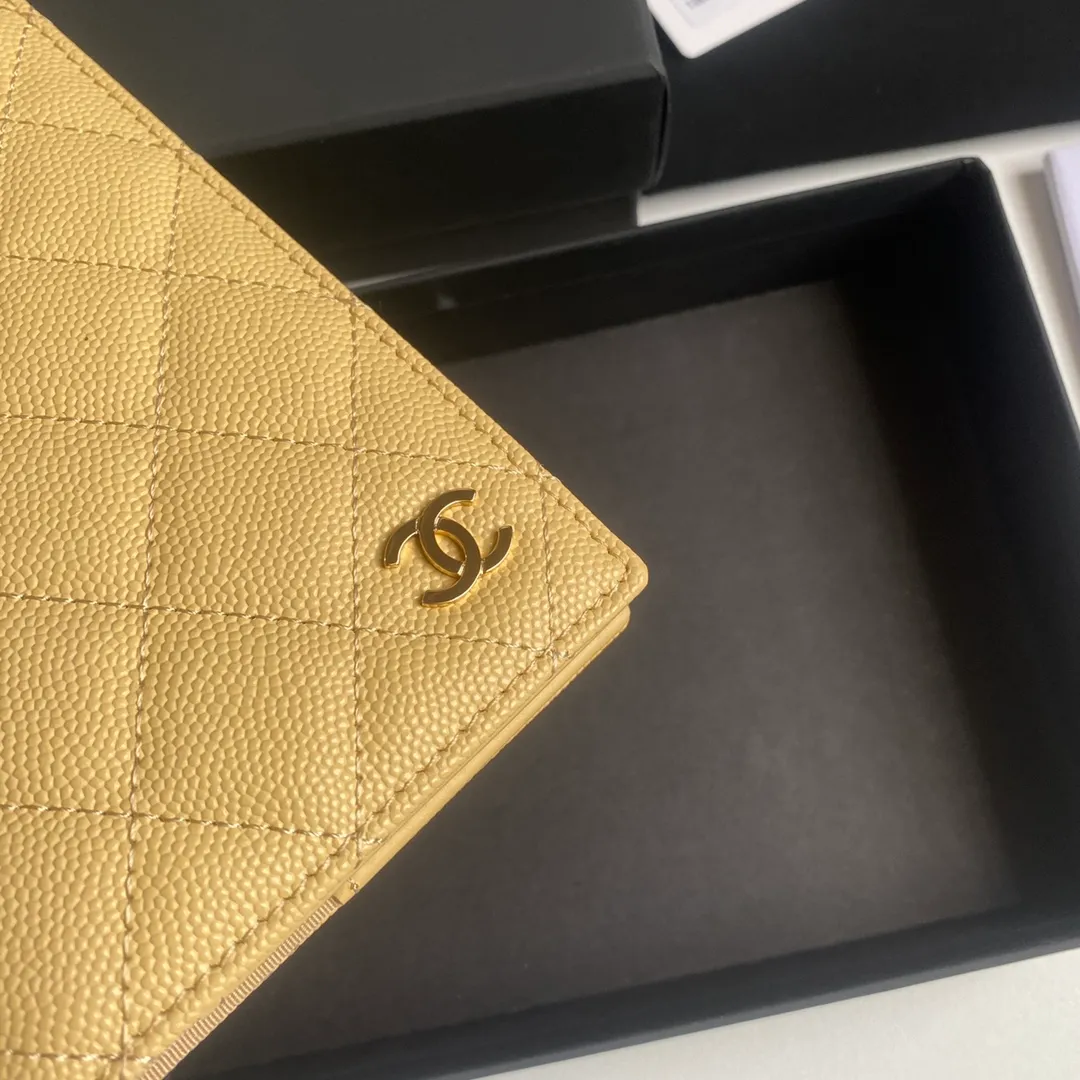 280💰 CHANEL Classic Passport Holder❤️Good news for friends who are traveling! This passport holder is made of imported first-layer grain embossed cowhide, with a burgundy first-layer trim finish on the inside! 4⃣️Card slots...very convenient and practical. Model No. 80385. Size 14.5×10.5×2cm