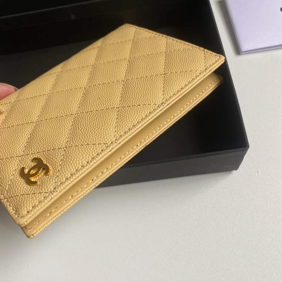 280💰 CHANEL Classic Passport Holder❤️Good news for friends who are traveling! This passport holder is made of imported first-layer grain embossed cowhide, with a burgundy first-layer trim finish on the inside! 4⃣️Card slots...very convenient and practical. Model No. 80385. Size 14.5×10.5×2cm