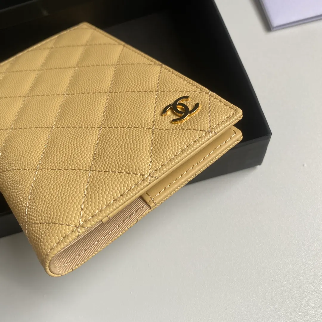 280💰 CHANEL Classic Passport Holder❤️Good news for friends who are traveling! This passport holder is made of imported first-layer grain embossed cowhide, with a burgundy first-layer trim finish on the inside! 4⃣️Card slots...very convenient and practical. Model No. 80385. Size 14.5×10.5×2cm