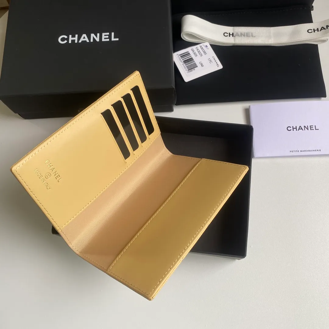 280💰 CHANEL Classic Passport Holder❤️Good news for friends who are traveling! This passport holder is made of imported first-layer grain embossed cowhide, with a burgundy first-layer trim finish on the inside! 4⃣️Card slots...very convenient and practical. Model No. 80385. Size 14.5×10.5×2cm